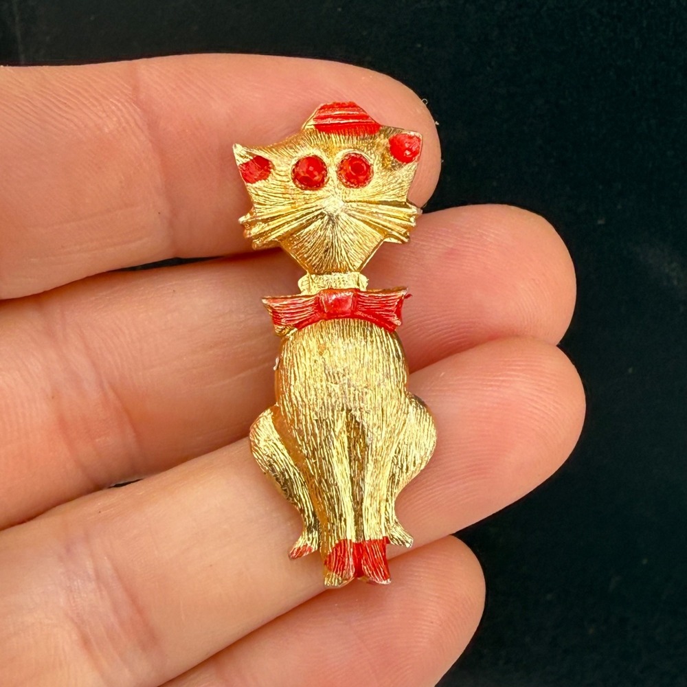 Vintage Estate Cat Brooch Gold Tone Red Enamel Textured Kitty Pin 1.5in